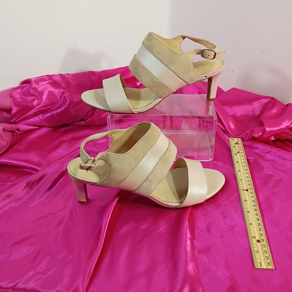 Clarks Women's SZ 12M LAURETI JOY Cream Suede Heeled Sandals Shoes. - Picture 2 of 9